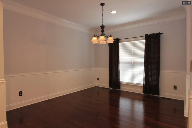 Building Photo - Spacious townhome, garage, 2 bed, 2 bath, ...