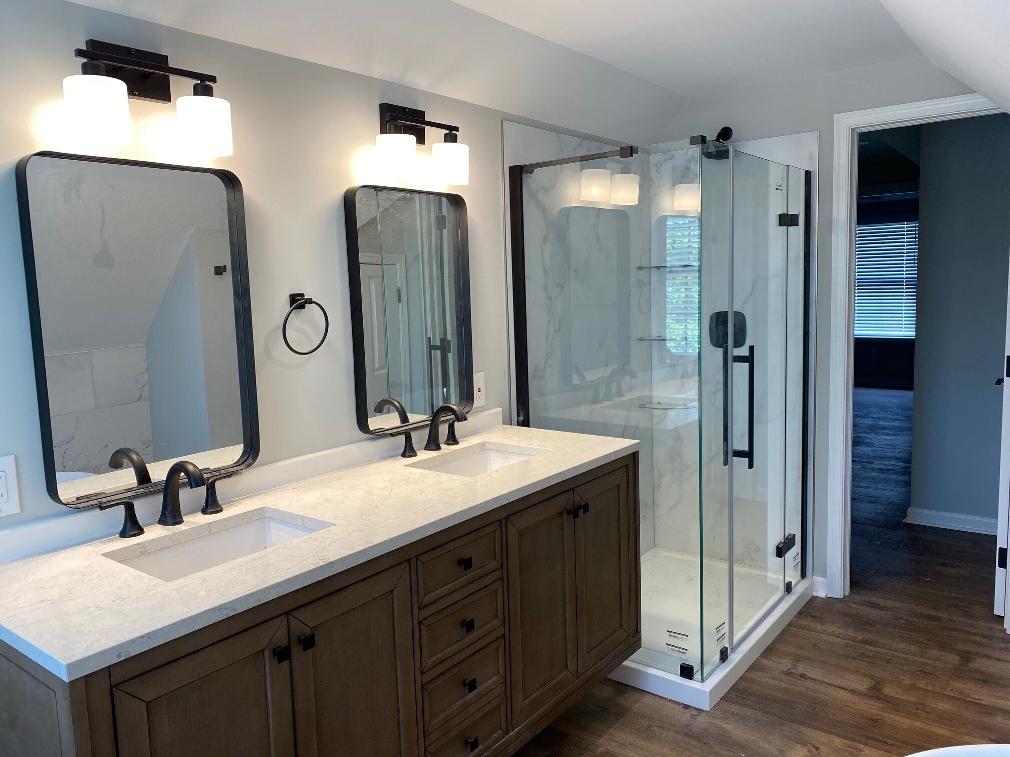 Full bath with Tub and Shower View 2 - 263 S York Rd