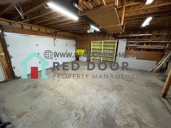 Building Photo - 4 bed / 2 bath Home with Tesla charging station