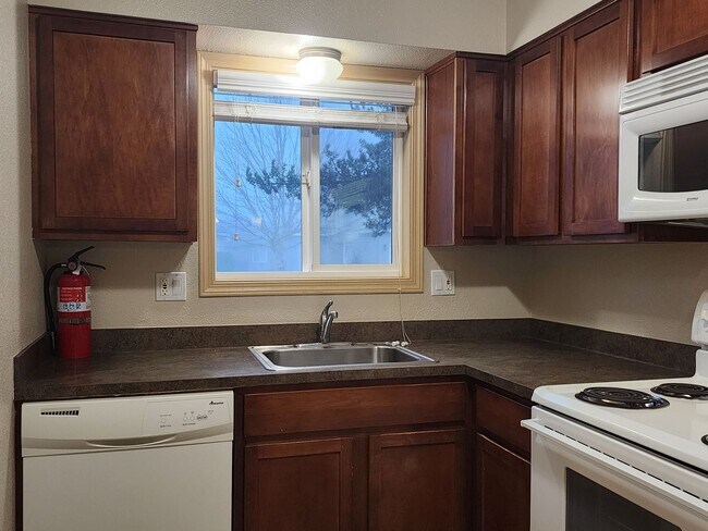 Building Photo - 1ST  FULL  MONTH'S  RENT  FREE   Pet-friendly Townhouse Near Parks and Downtown Newberg