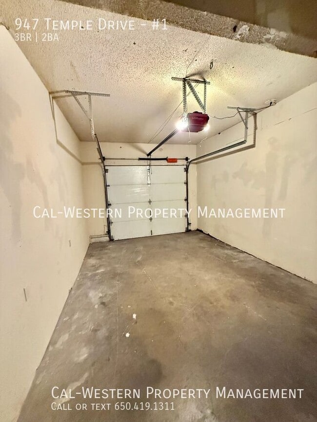 Building Photo - 947 Temple Dr