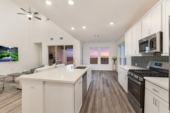 Building Photo - 737 Leeward Pass