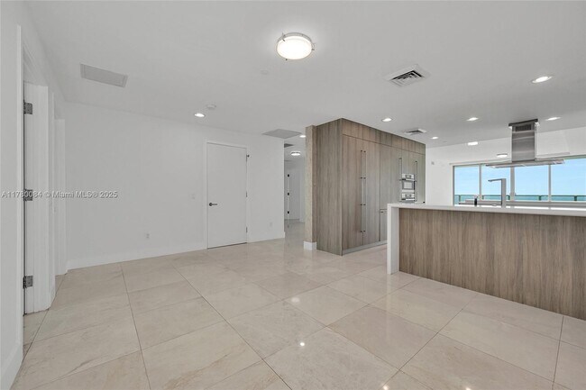 Building Photo - 350 Ocean Dr