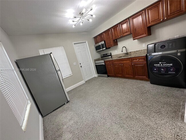 Building Photo - 1140 NE 1st Ave.