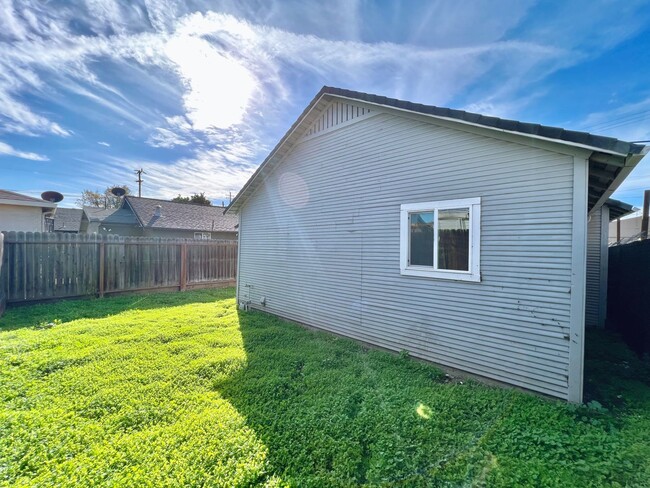 Building Photo - Cozy Home in Downtown Hollister