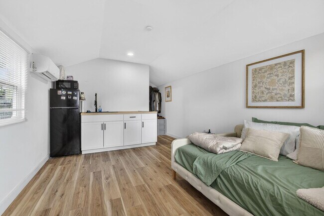 Building Photo - 701 37th St