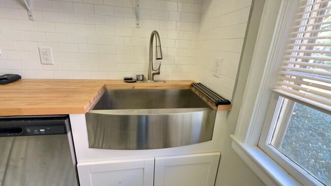 Building Photo - Bright & Modern Renovated 1-Bedroom Condo in Heathwood Court