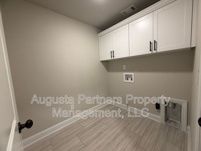 Building Photo - 3500 Hilltop Trl
