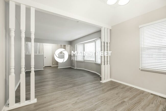 Building Photo - 4 Bedroom Pet-Friendly Home in Independence, MO with Main Street Renewal