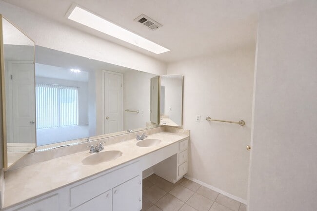 Building Photo - 14555 Wunderlich Dr