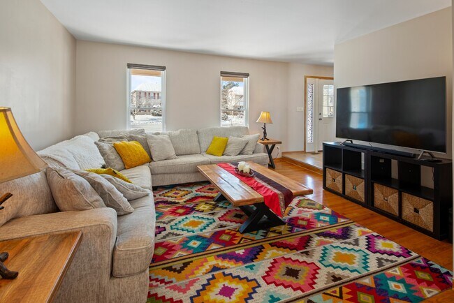 Building Photo - 4 Bed / 2.5 Bath Single-Family Home for Rent in Mundelein | Available ASAP