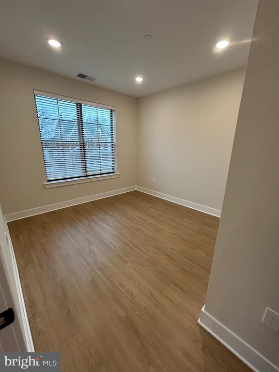 Building Photo - 624 Main St