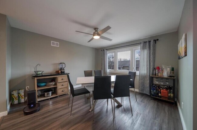 Building Photo - 302 Heights Dr