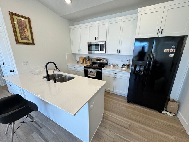 Building Photo - 3 Bed Condo In Desert Color!