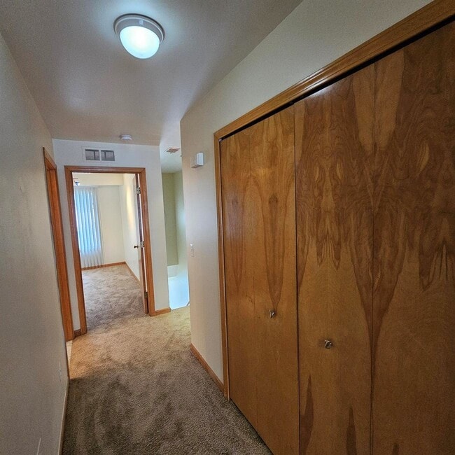 Building Photo - 2 Bedroom Upper Condo w/ Modern Lighting F...