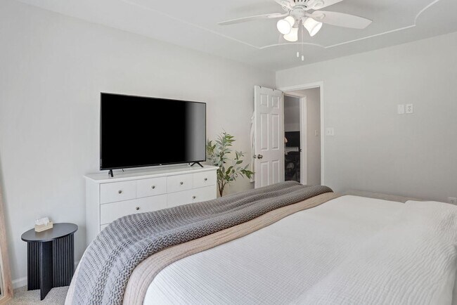 Building Photo - 3 bedroom 2.5 bath with bonus room in Lega...