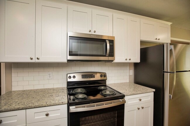 Building Photo - ** 4 Bed 2 Bath located in Ridgefield **Call 334-366-9198 to schedule a self tour