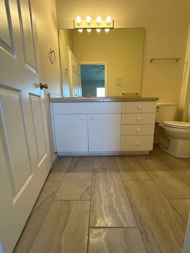 Building Photo - 2 Bedroom plus a DEN 2 Bath 1 Car Garage Duplex Cape Coral
