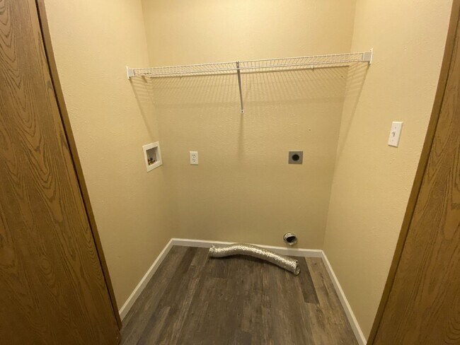 Building Photo - Excellent 3 bedroom with 2.5 bath with a b...