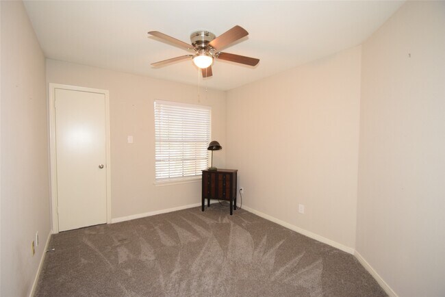 Building Photo - 22922 Glenover Dr