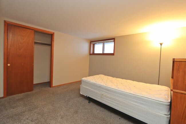 Building Photo - 322 Maple Dr