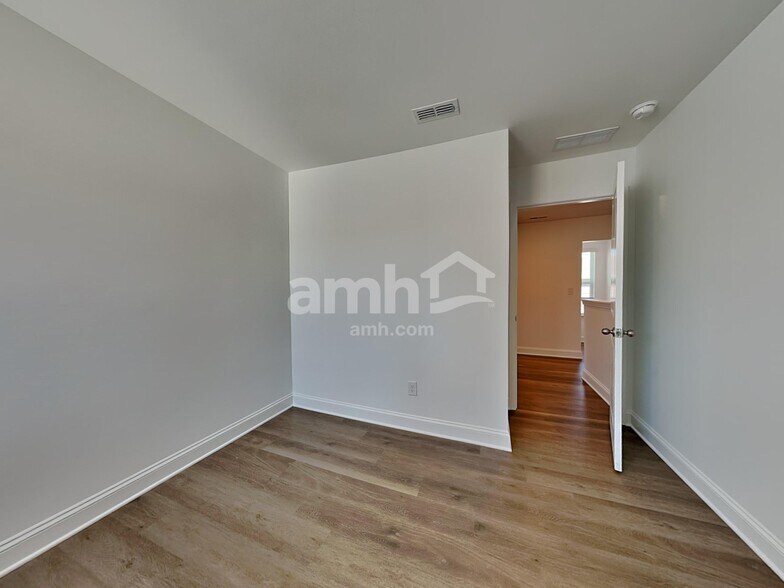 Building Photo - 6050 Rosemore Ln