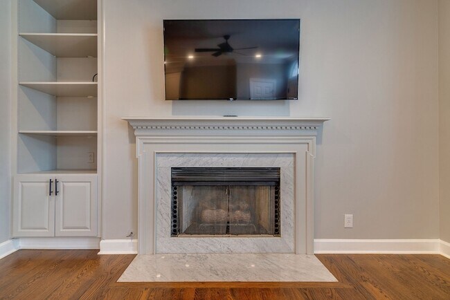 Building Photo - 2040 Graybar Ln