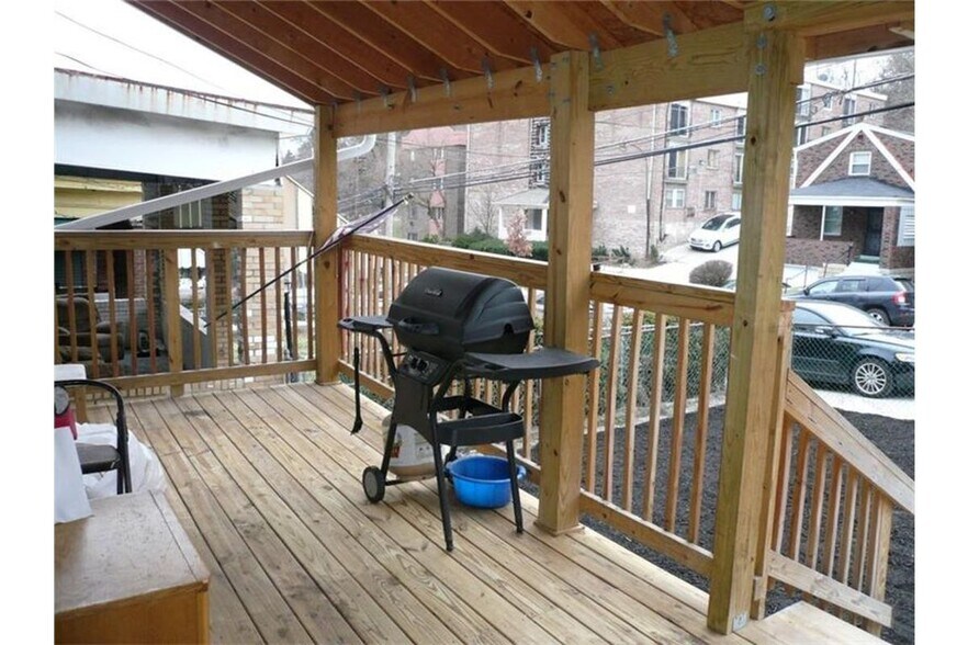 Building Photo - 154 Robinson St