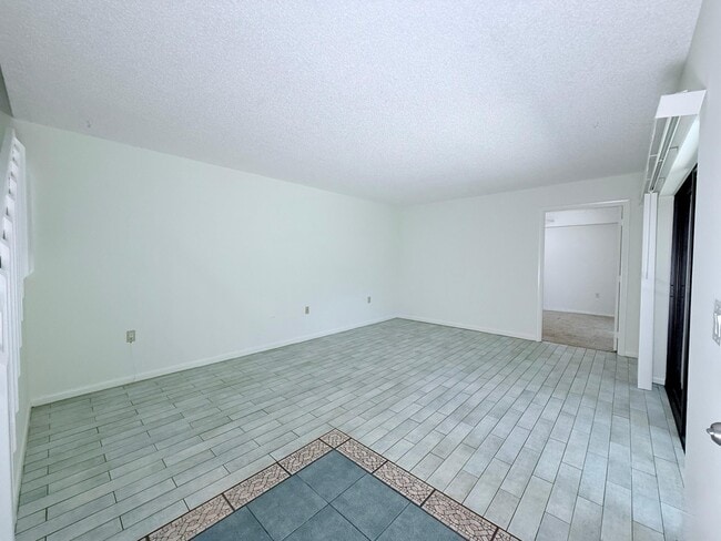 Building Photo - 710 7th Ln