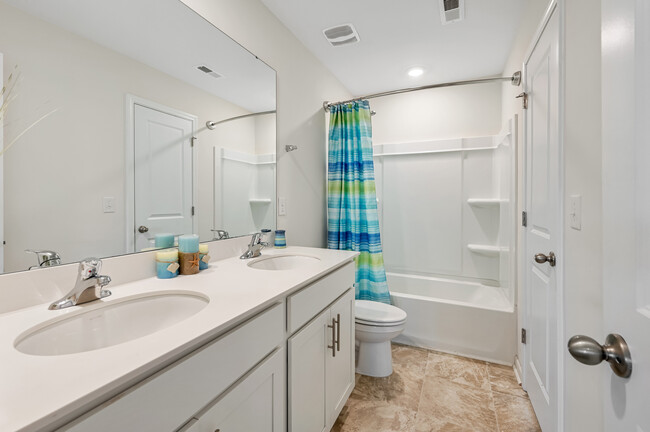 Hall bath with double vanities - 223 Marathon Ln