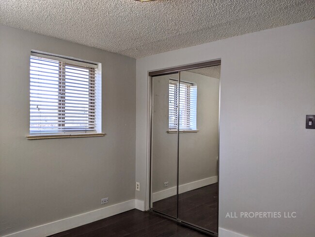 Building Photo - 1005 Newton St