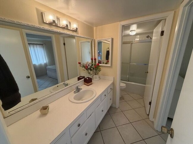 Building Photo - Charming 3 bed 3 bath townhome in the Orlando