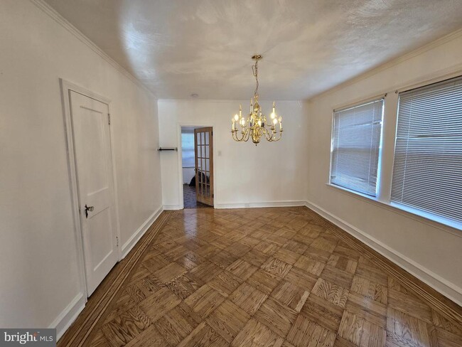 Building Photo - 831 Fanshawe St