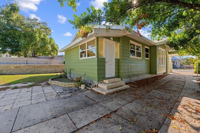 Building Photo - 1010 E Lake Ave