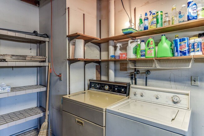 Building Photo - Spacious Single-Family Home with Yard!