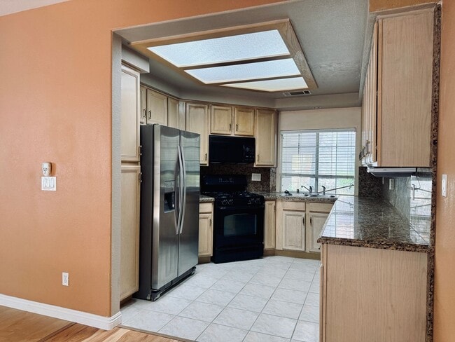 Building Photo - BEAUTIFUL 2 STORY TOWNHOME LOCATED IN THE SOUTHWEST!