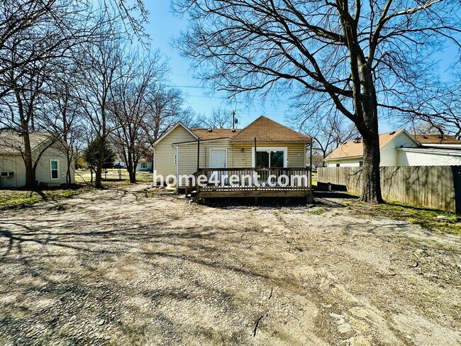 Building Photo - Updated 3 Bed, 2 Bath Ranch Home near Downtown Olathe!