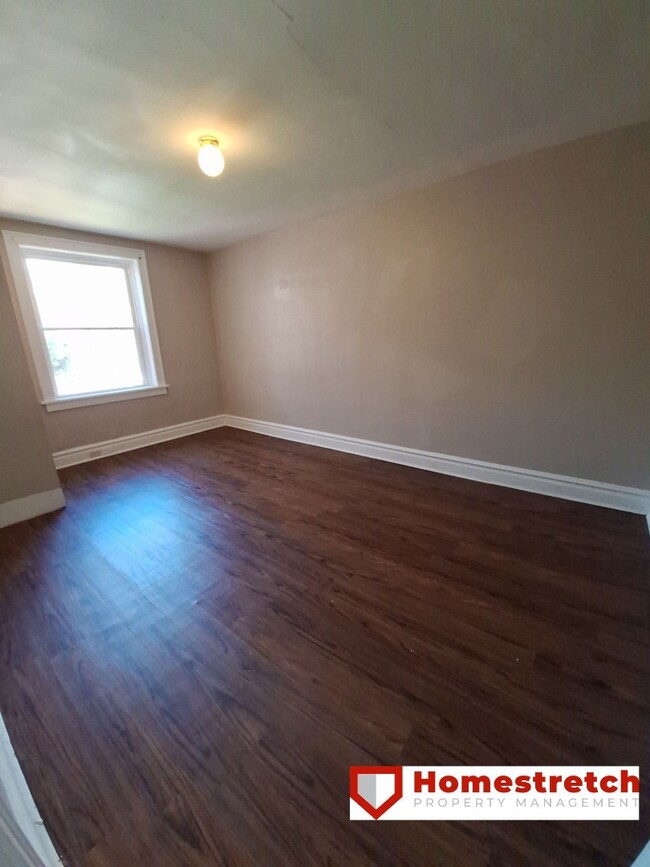 Building Photo - One Bedroom Unit Available for Immediate M...