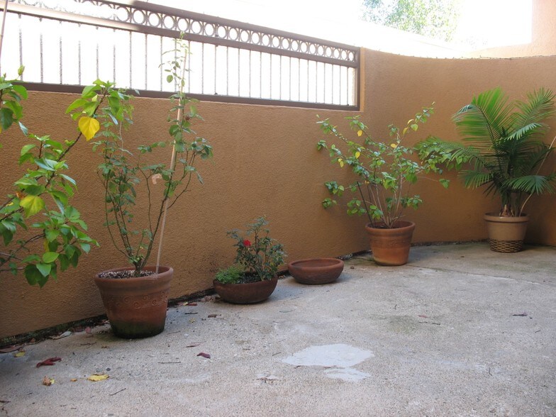 Building Photo - 25671 Le Parc