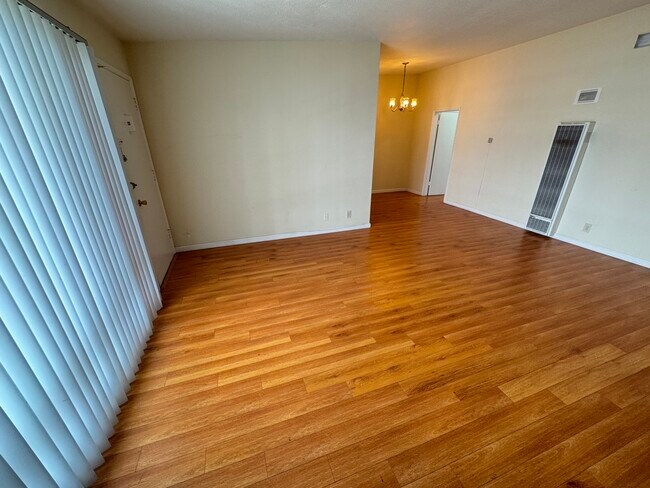 Building Photo - 521 S Manhattan Pl