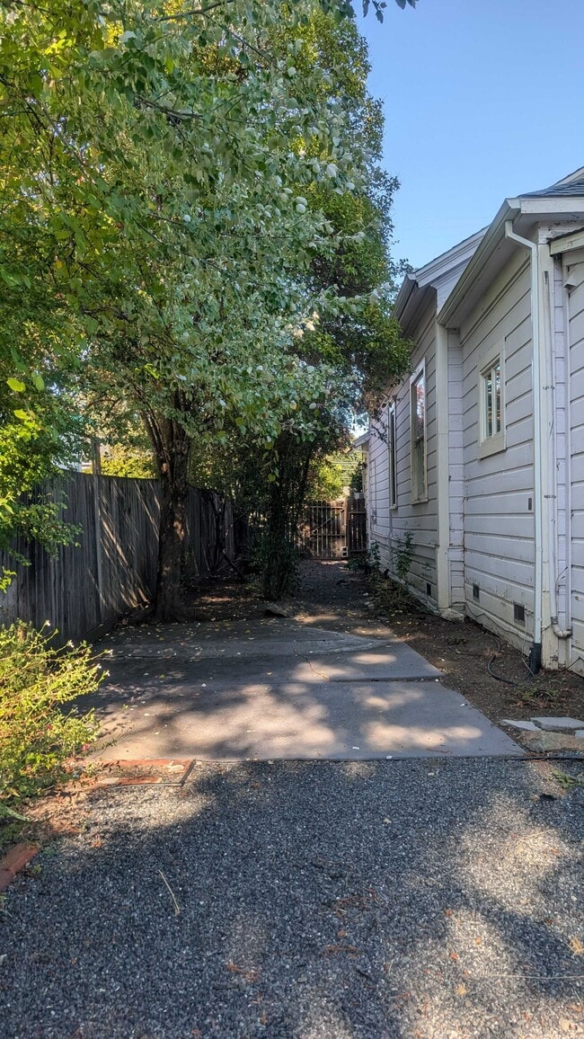 Building Photo - 405 N Cloverdale Blvd