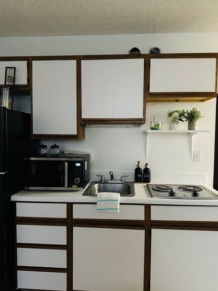 Building Photo - 2410 Rio Dr