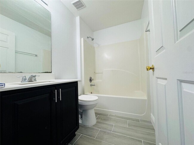 Building Photo - 2405 Queenswood Cir