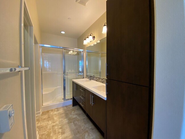 Building Photo - 3bedroom 3 bath home in the Solaire Commun...