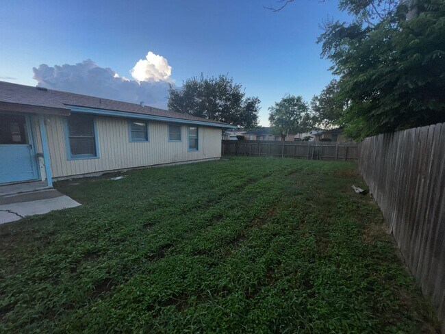 Building Photo - 3/2/2 home on a quiet street. Centrally lo...