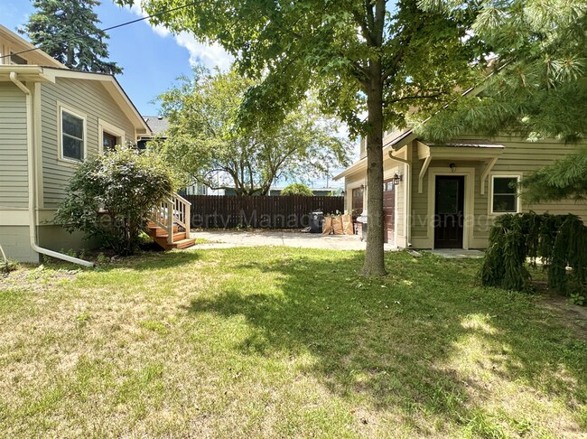 Building Photo - Craftsman Style, Modern Amenities Steps from Main St.