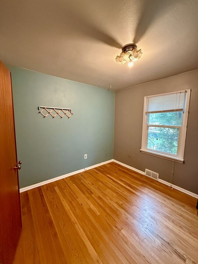 Building Photo - Ideally Located 3 Bed 1.5 Bath Spokane Hom...