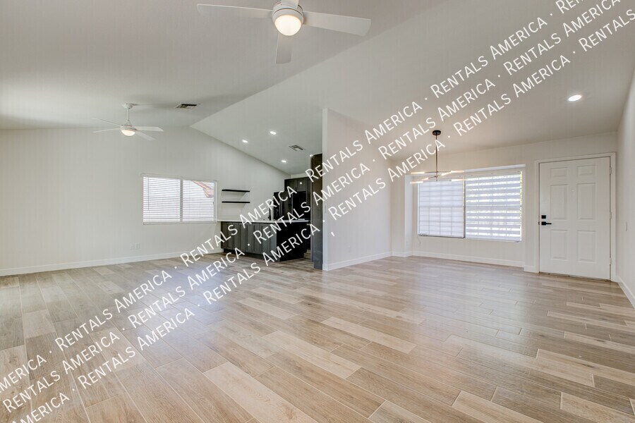 Building Photo - 819 W Ross Ave