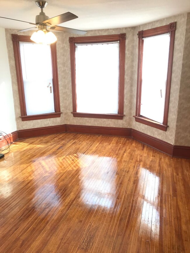Building Photo - 7 bedroom House near Hamline