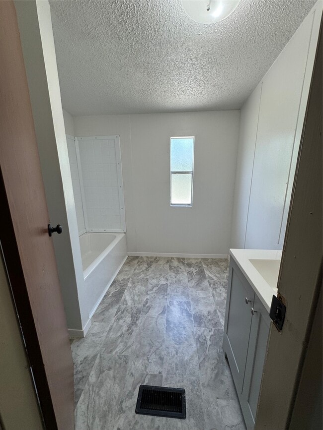 Building Photo - 600 E Melville Dr